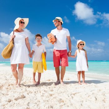 Family on a tropical beach vacation A legfontosabb kellékek a strandon!