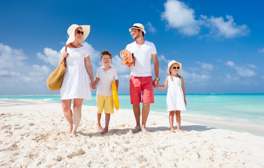 Family on a tropical beach vacation A legfontosabb kellékek a strandon!