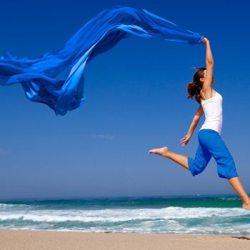 women-blue-nature-waves-models-jump-beaches-sea-wallpaper-543366 Tippek, hogy a nyári melegben is illatozz!