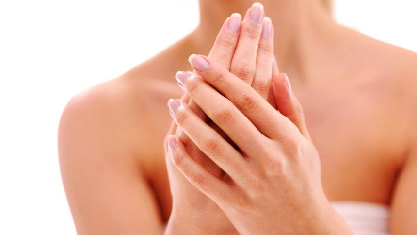 Beautiful woman hands A te kezed is folyton száraz?