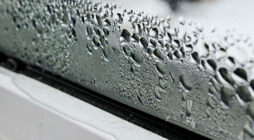 Water pooling on window still Nálad ideális a páratartalom télen is?
