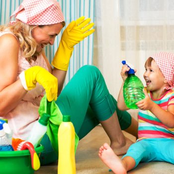 happy-mother-with-kid-cleaning-room-and-having-fun Vidáman takarítani? Így csináld!