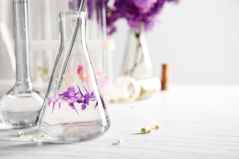 Process-of-making-perfumes-133955432_web Láthatatlan és trükkös illatosító módszerek