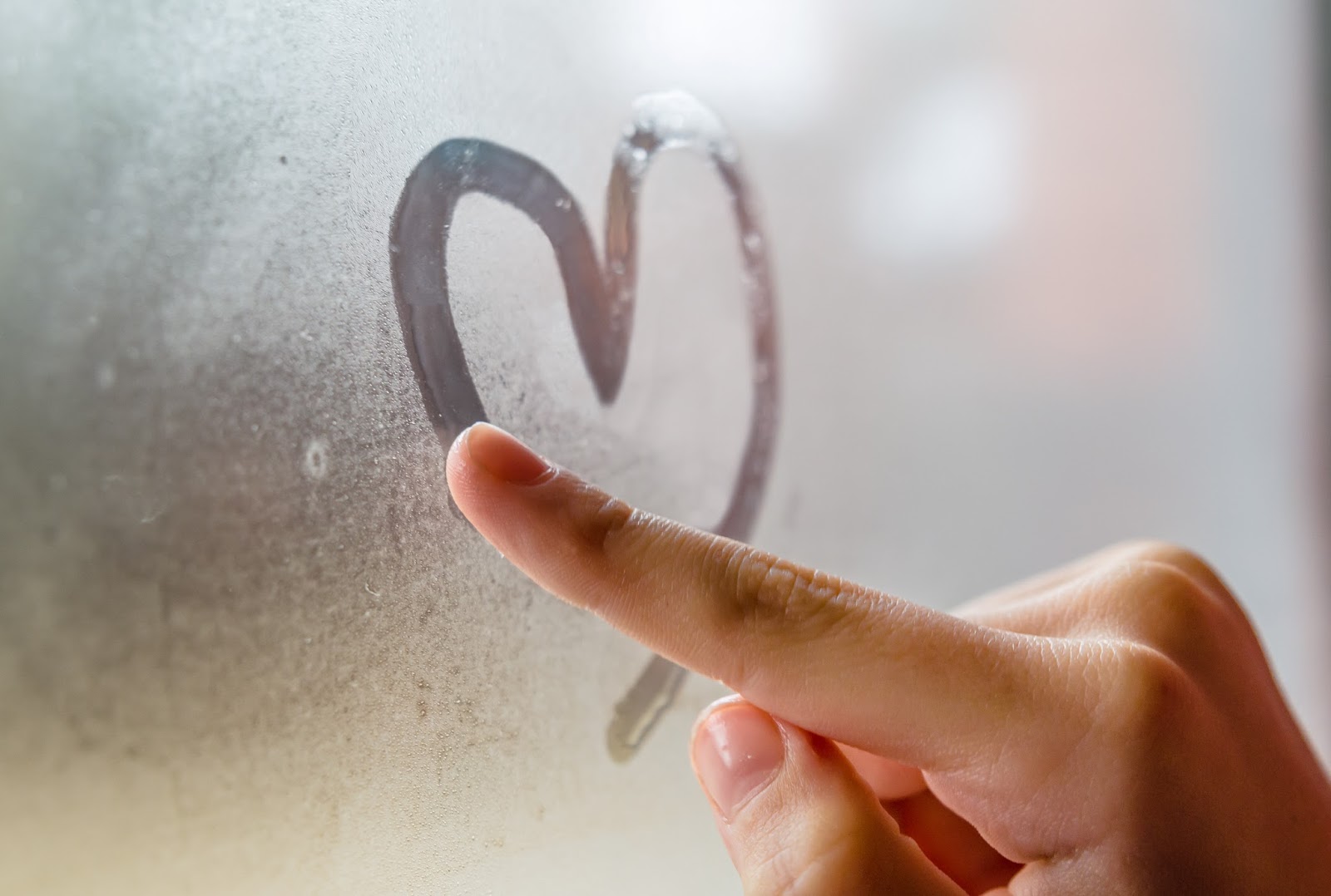 Little girl drowing heart on wet window Honnan ered a pára? mindig is volt?