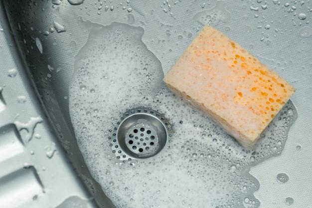 view-sink-drain-flowing-water-with-sponge-foam_8119-1599 Ezekre figyelj, ha az eldugult lefolyót tisztítod