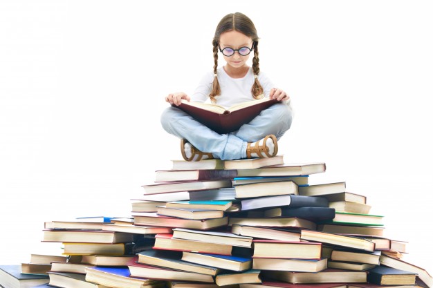 concentrated-girl-surrounded-by-books_1098-2136 Tudod hogyan függ össze a könyveid mennyisége és a gyermeked fejlődése?