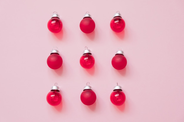 creative-christmas-flat-lay-composition-with-red-glass-balls-pink-background-top-view_69064-658 Ezért tedd fel idén hamarabb a karácsonyi dekorációt