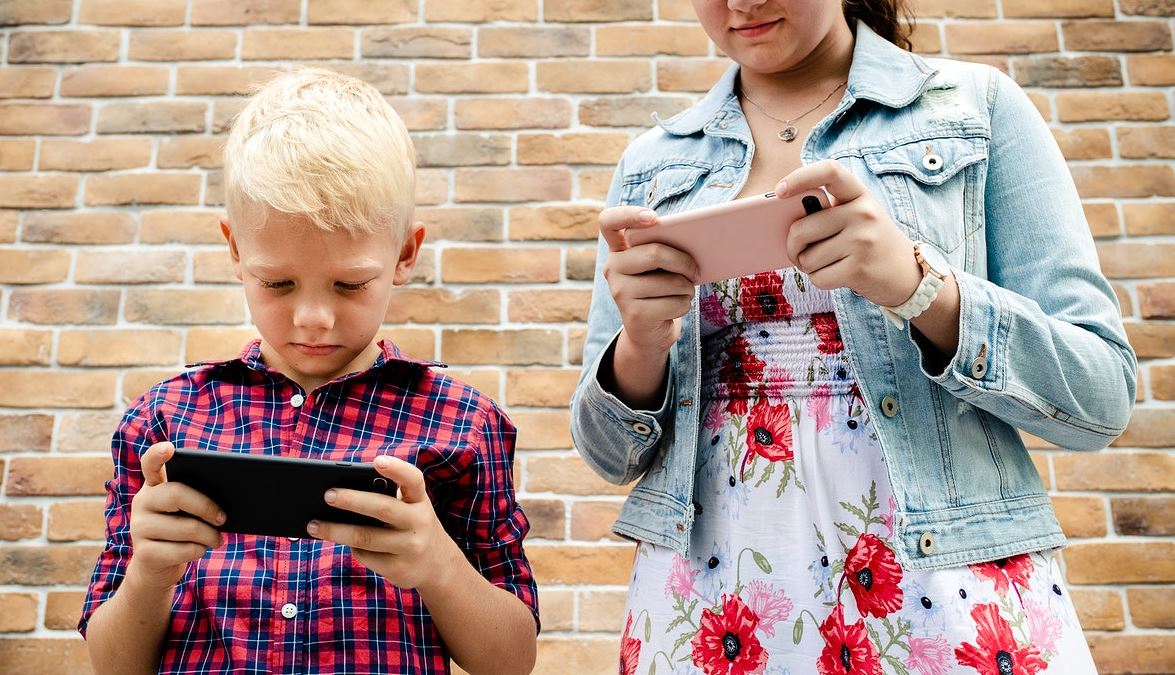 kozossegi-media Milyen hatással van a közösségi média a középiskolás gyerekekre?