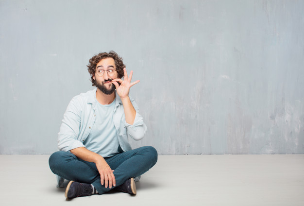 young-cool-bearded-man-sitting-floor-grunge-wall-background_1194-19656 6 dolog, amit ne mondj a gyereknek!