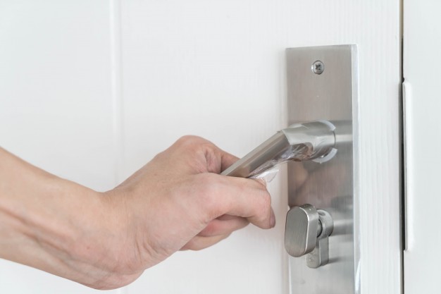 modern-door-handle_1339-4056 Így zárhatod ki a vírusokat a lakásodból