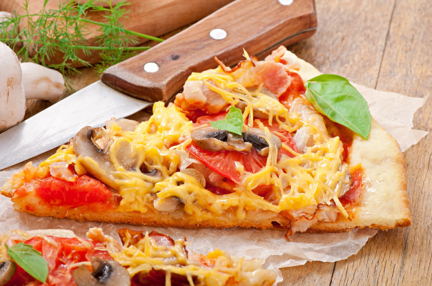 Tavaszi pizza, friss hozzávalókkal – villámrecept