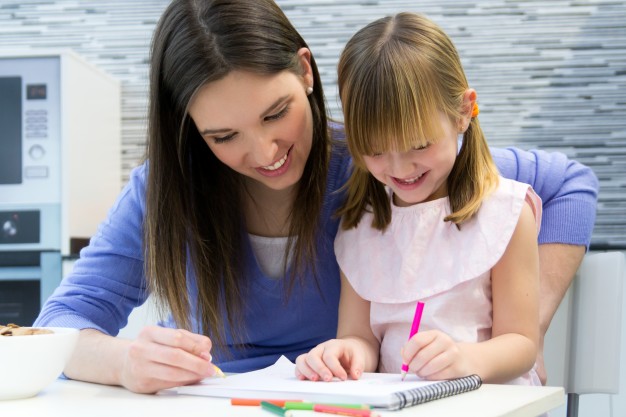 child-drawing-with-crayons-with-her-mom-home_1301-6422 5 tipp hogyan foglalhatod le a gyerekeket karantén idején