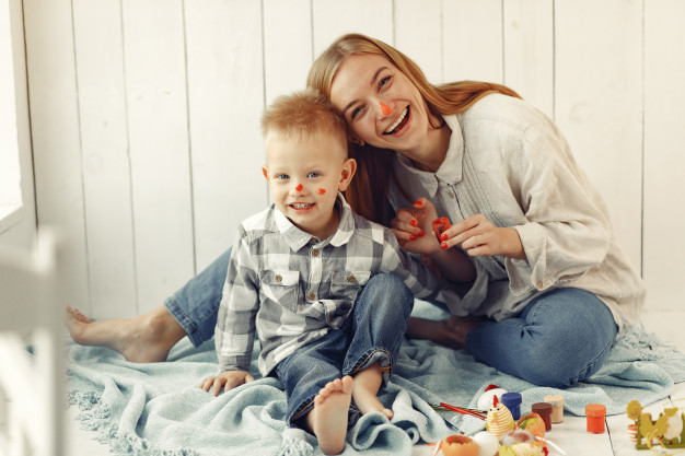 mother-with-son-preparing-easter-home_1157-32950 7 tojásdekorációs ötlet húsvétra