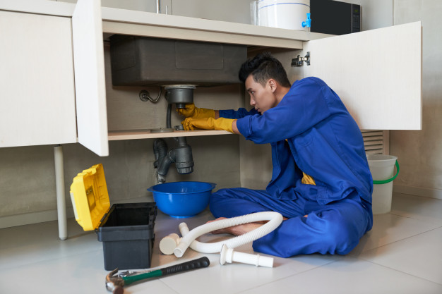 asian-plumber-blue-overalls-clearing-blockage-drain_1098-17773 Duguláselhárítás gyorsan és egyszerűen
