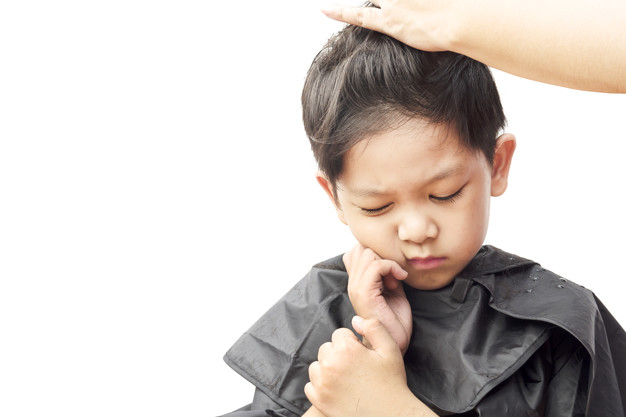 boy-is-feeling-itchy-while-cutting-his-hair-by-hair-dresser-isolated-white-background_1150-6283 Gyakorlati tippek a fejtetvesség kezeléséhez