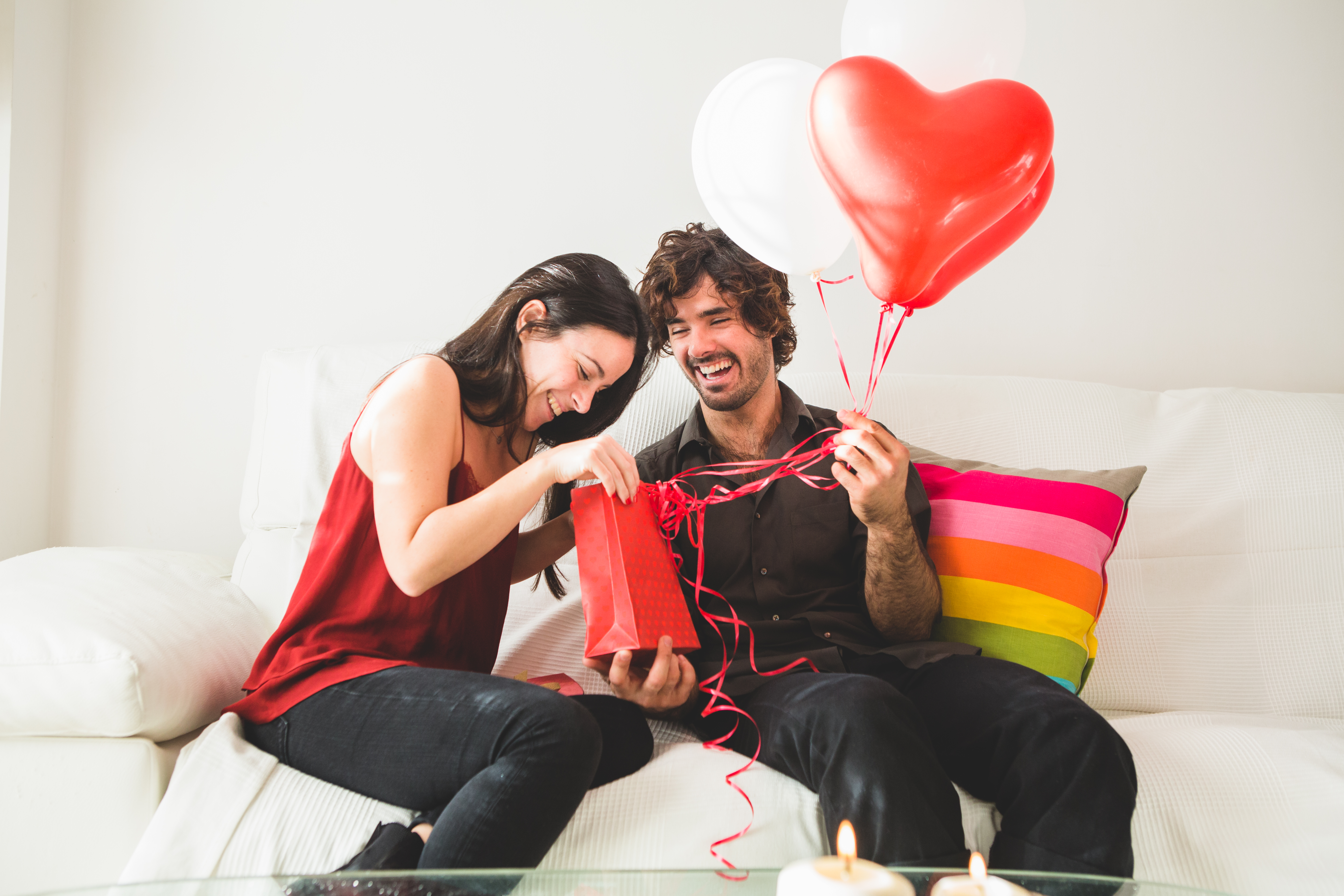 young-girl-looking-at-a-red-bag-while-her-boyfriend-holds-red-and-white-balloons Felejthetetlen Valentin-napra vágysz? Van 5 tuti programötletünk!