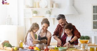 Együtt főz a család.