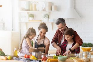 Együtt főz a család.